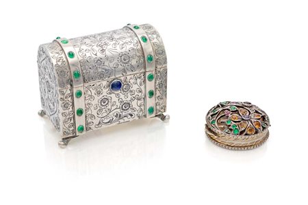 Cofanetto e portapillole in argento e gemme colorate il primo a forma di...