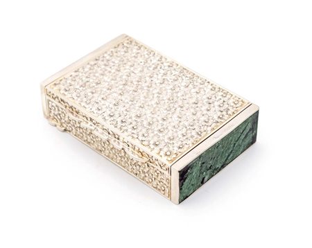 Piccola scatola in argento interamente cesellato a corolle, interno dorato e...