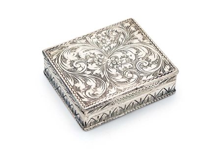 Scatolina rettangolare in argento con volute vegetali incise coperchio...