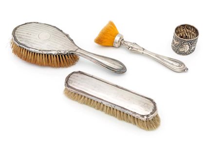 Lotto composto da due spazzole diverse in lamina d'argento, un pennello e un...