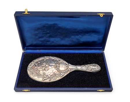 Specchio da toletta in lamina d'argento sbalzato, Birmingham, 1900ata,...