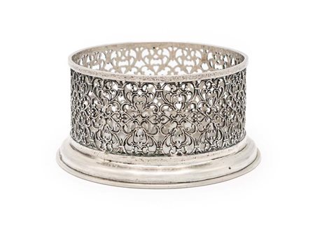 Sottobottiglia in argento 800/000 caratterizzato da un'alta fascia traforata...