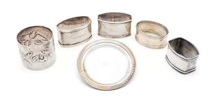 Lotto composto da cinque portatovagliolo ed un piattino con iniziali incise...