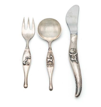 Tre posatine da bambino in argento 800/000 caratterizzate ognuna da un...