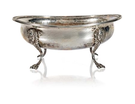 Vaschetta ovale in argento 800/000 con profilo a palmette e piedi ferini gr....