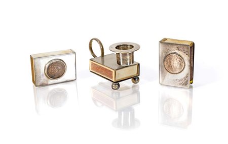 Due portafiammiferi con moneta e piccola bugia in argento a diverso titolo...