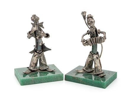 Due figure di clowns musici in argento ritratti rispettivamente con un...