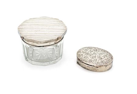 Contenitore in cristallo con coperchio in argento e portapillole ovale in...