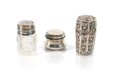 Tre piccoli contenitori diversi in argento di diverso titolo portapillole...
