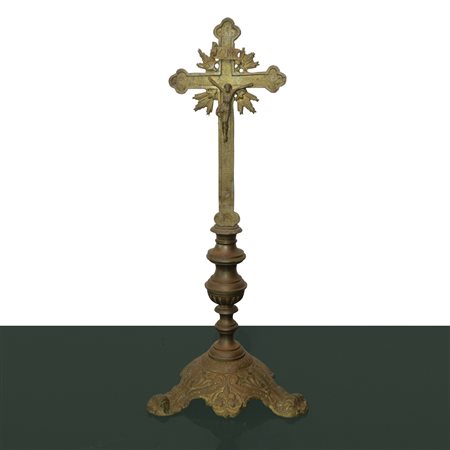Crocifisso in bronzo dorato con base a tre razze