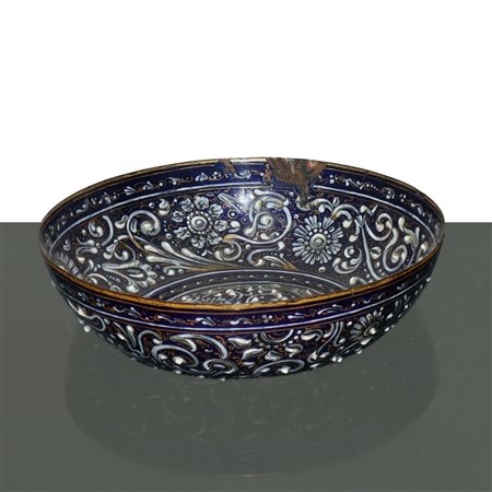 Limoges - Pierre  Reymond (attribuito a) (1513 - 1584)  - Ciotola a motivi rinascimentali con smalti cloisonne di sottili fili d'oro su base blu e smalti floreali bianchi applicati su rame, 16° secolo