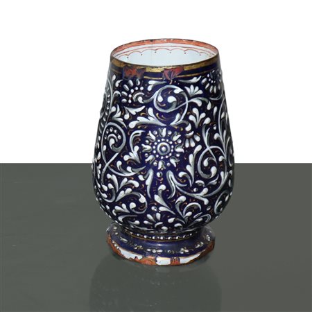 Limoges - Pierre  Reymond (attribuito a) (1513 - 1584)  - Piccolo vaso a motivi rinascimentali con smalti cloisonne di sottili fili d'oro su base blu e smalti floreali bianchi applicati su rame, 16° secolo