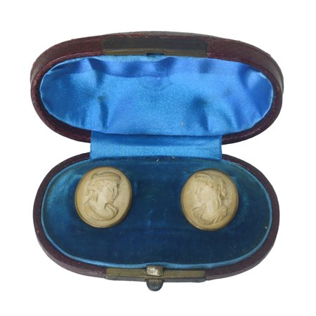 Polsini da camicia scolpiti in lava cameo con soggetti di teste romane, 19° secolo