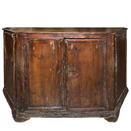 Credenza bassa scantonata in legno di abete con piedi a mensola con due sportelli centrali e due laterali, Veneto fine 18° secolo