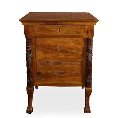 Piccolo cassettone impero 3 cassetti  in legno di noce bionda  con sfingi scolpite e applicate ai lati e piedi felini, Return to Egypt 19° secolo