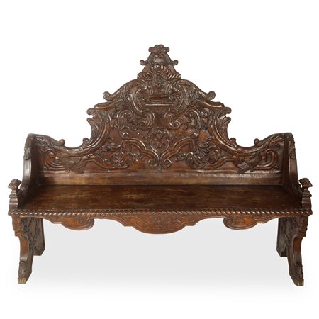 Panca in legno scolpita e intagliata e rifinita sui bordi con motivi a torchon, 18° secolo