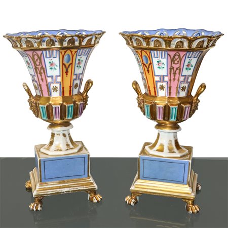 Coppia di vasi in porcellana policroma con piedi felini e prese laterali con teste, Napoleon III 19° secolo