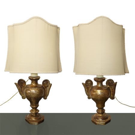 Coppia di lumi con base in legno dorato a foglia argento e mistura, 17° secolo