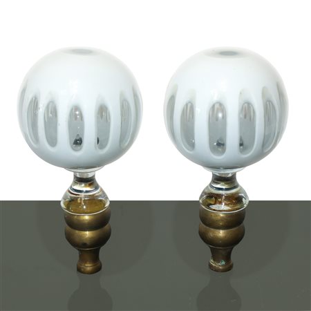 Coppia di pomoli in vetro bianco e ottone