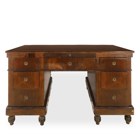 Scrittoio in legno di mogano con 3 cassetti centrali e 2 cassetti per lato con intarsi e piedi a pigna, 19° secolo
