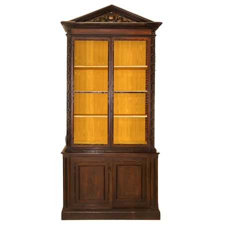 Vetrina con timpano con stemma scolpito con intagli applicati ai lati, 19° secolo