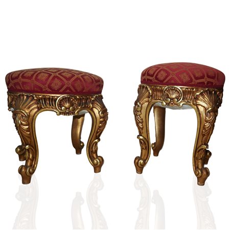 Coppia di sgabelli in legno dorato con tappezzeria rossa e dorata, fine 20° secolo 