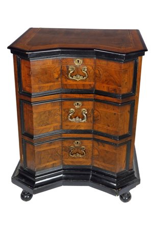  
Piccola credenza  Lombardo-Veneta fine XVII sec
 cm 87x65x46