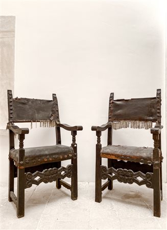  
Coppia di poltrone in legno di noce intagliato. Centro Italia, XVII secolo 
 cm 120x62x53,5
