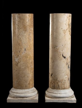  
Coppia di mezze colonne lisce in marmo giallo Asia Minore XIX sec
 altezza cm 101
