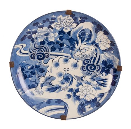  
Grande piatto da parata in maiolica giapponese bianca e blu decorato al centro con drago 
 Ø cm 62