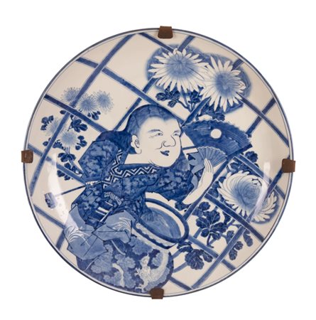  
Grande piatto da parata in maiolica giapponese bianca e blu decorato al centro con figura di bambino 
 Ø cm 63