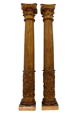  
Coppia di grandi colonne in legno dorato e laccato. Centro Italia, fine del XVI inizi del XVII secolo 
 cm 320x27x27