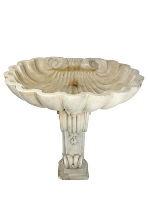  
Vasca da parete a forma di conchiglia in marmo bianco statuario XVII secolo
Marmo 96 x 85.5 x 71.5 cm