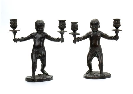  
Coppia di piccoli candelabri con putti reggicandela in bronzo patinato nero 
 cm 25x20
