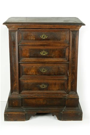  
Piccolo cassettone .  XVII secolo
 cm 77x68x33