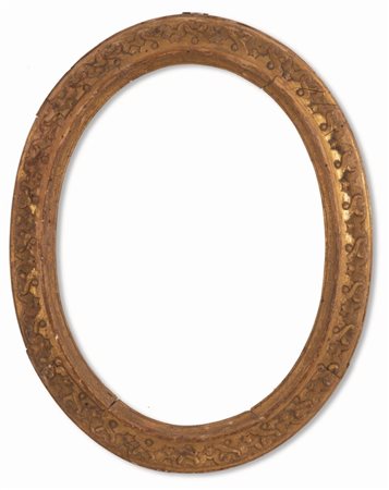 manifattura veneta XVIII secolo  
Cornice ovale in legno intagliata e decorata con motivi ad intreccio a rilievo. 
 luce cm 43x32; cornice cm 54x42