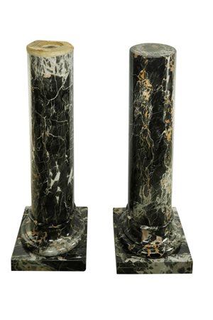  
Coppia di belle colonne in marmo Portoro XX secolo
 h 110,5 x L 25  base 40x40 cm