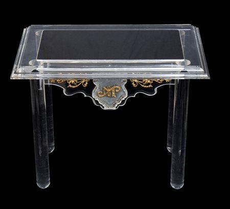 Romeo Tamanti (1940 - 1997) 
Tavolino in plexiglass trasparente con particolare grambiale sagomato e decoro con monogramma di Max Papiri 
 cm 64x79,5x50