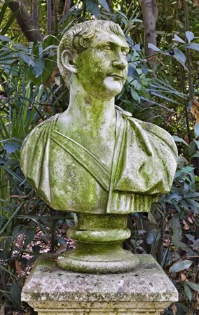  
Busto di giovane togato in agglomerato di pietra  XX secolo
 altezza cm 70