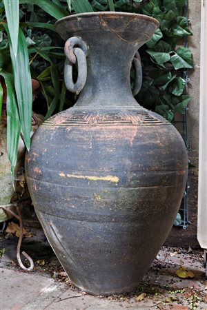  
Coppia di vasi in terracotta con decorazioni a greca 
 altezza cm 68