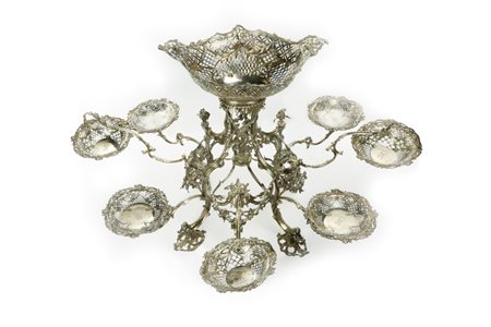 Emick  Romer (1724 - 1799) 
Centrotavola in argento - Londra 1766                                    
 cm 70x70x34; peso gr 4170