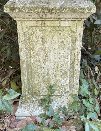  
Base rettangolare  in cemento e polvere di marmo ad imitazione dell'antico 
 cm 83x45x60