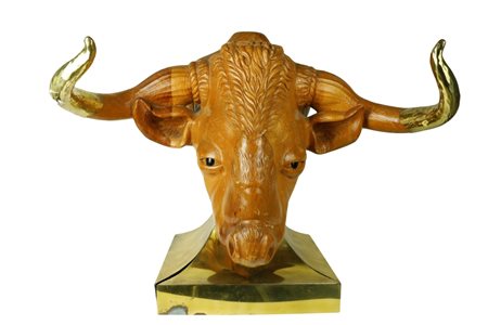 
Testa di toro in legno scolpito con base in metallo dorato e corna rivestite da lamina di metallo dorato e sbalzato. 
 cm 42x63