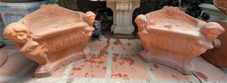  
Coppia di sedie da giardino in terracotta a alzato triangolare con figure ferine femminili agli angoli e mascherone centrale 
 cm 50x57x37