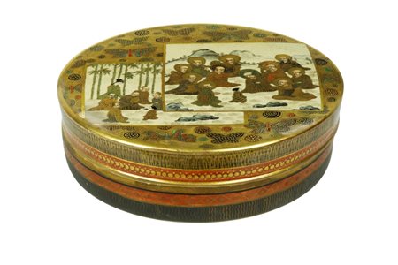  
Contenitore in porcellana Satzuma con coperchio, raffigurante scene di monaci. Giappone, fine del XIX Secolo. 
 diametro cm 22, altezza con coperchio cm 7