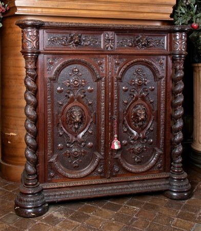  
Mobile da sala a due sportelli sul fronte con lesene sagomate riccamente incise con cammeo di teste ferine centrali Seconda metà XIX Secolo
 cm 107x107x49