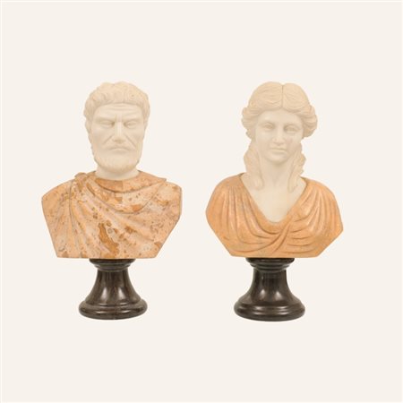  
Coppia di piccoli busti in marmo 
 cm 31x18x10 ciascuno