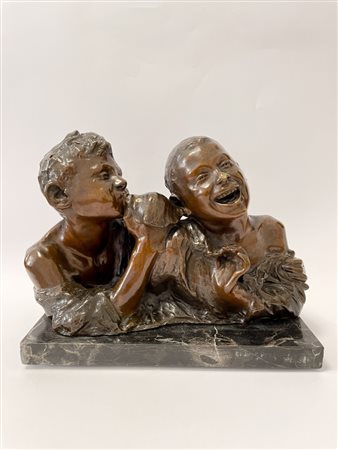 Vincenzo Aurisicchio (Napoli , 1855 - Napoli , 1926) 
Scultura in bronzo di Bambini che giocano con una conchiglia 
Bronzo cm 22x30,5x16