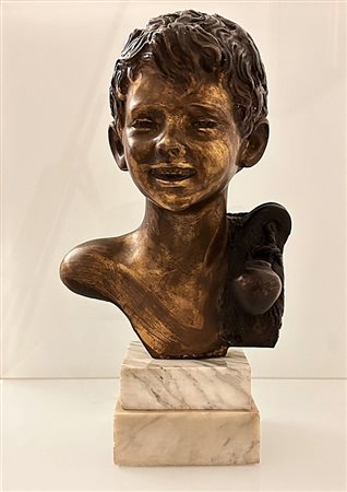 Giovanni De Martino (Napoli, 1870 - Napoli, 1935) 
Scultura di scugnizzo in bronzo brunito 
 cm 32,5x24x17