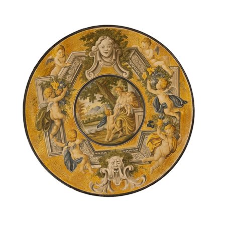  
Grande piatto di ceramica lumeggiato in argento con al cavetto rappresentata l'Allegoria della Carità 
 diametro cm 51
